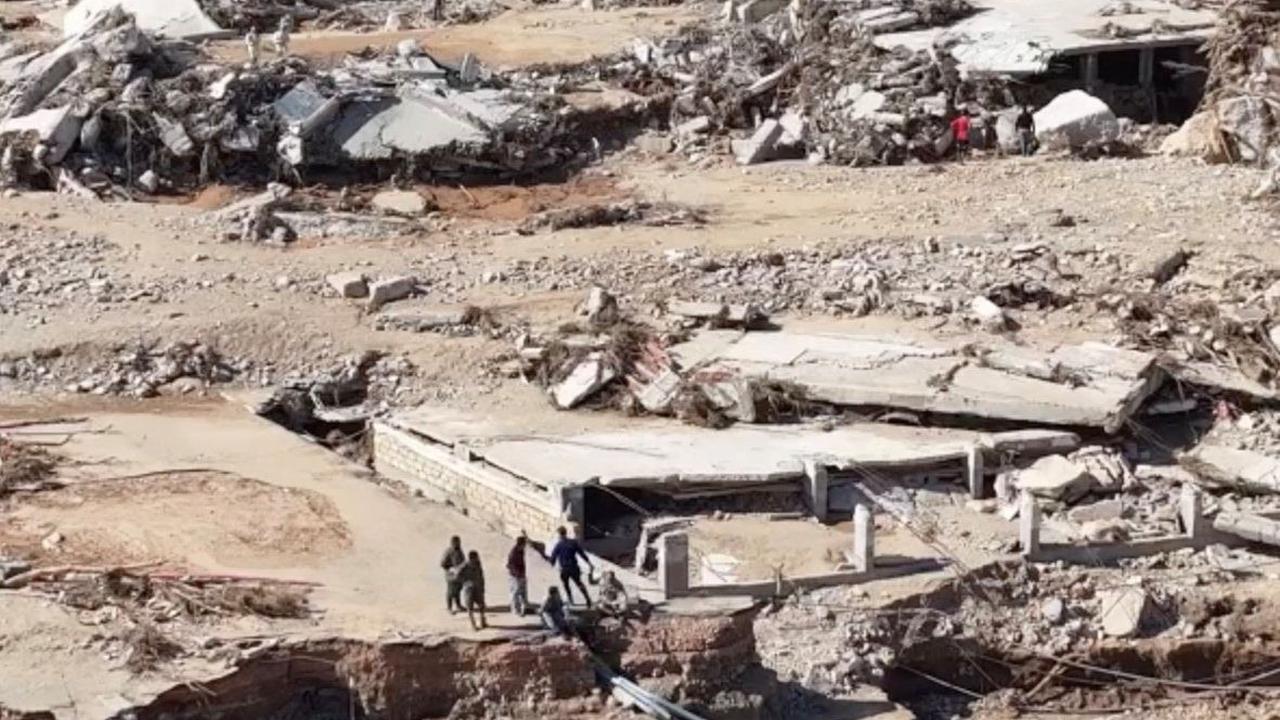 Jika dilihat dari keadaan geografisnya, Kota Derna terletak di dataran pantai yang sempit di bawah pegunungan sehingga membuat kota ini sangat rentan terhadap bencana alam seperti ini.<br>