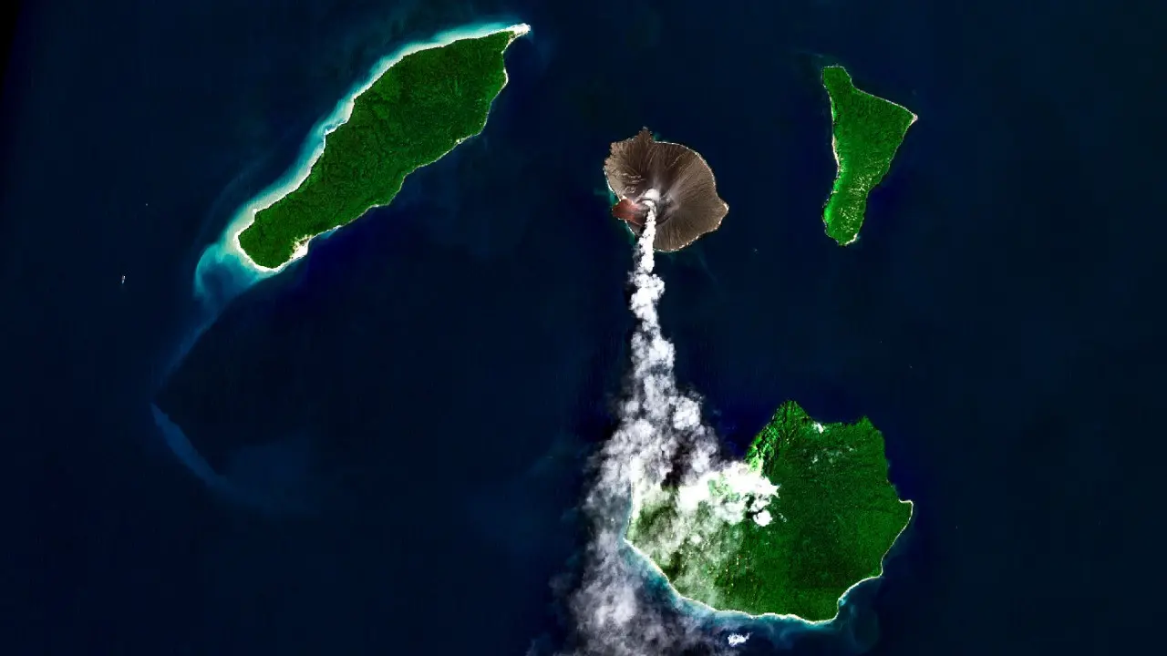 Erupsi gunungapi Anak Krakatau terpantau oleh satelit Sentinel-2, Jumat (4/2/2022)