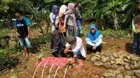 Suasana haru di makam Almarhumah Adila bocah asal Cirebon yang meninggal karena dipatok ular berbisa. Foto (Liputan6.com / Panji Prayitno)