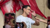 Afgan tampil dalam acara busking rilis single "Kacamata" di Salt Bread, Blok M, Jakarta Selatan pada Sabtu (11/10/2025).. (Aisyah Insani Maulida/ LIputan6.com)