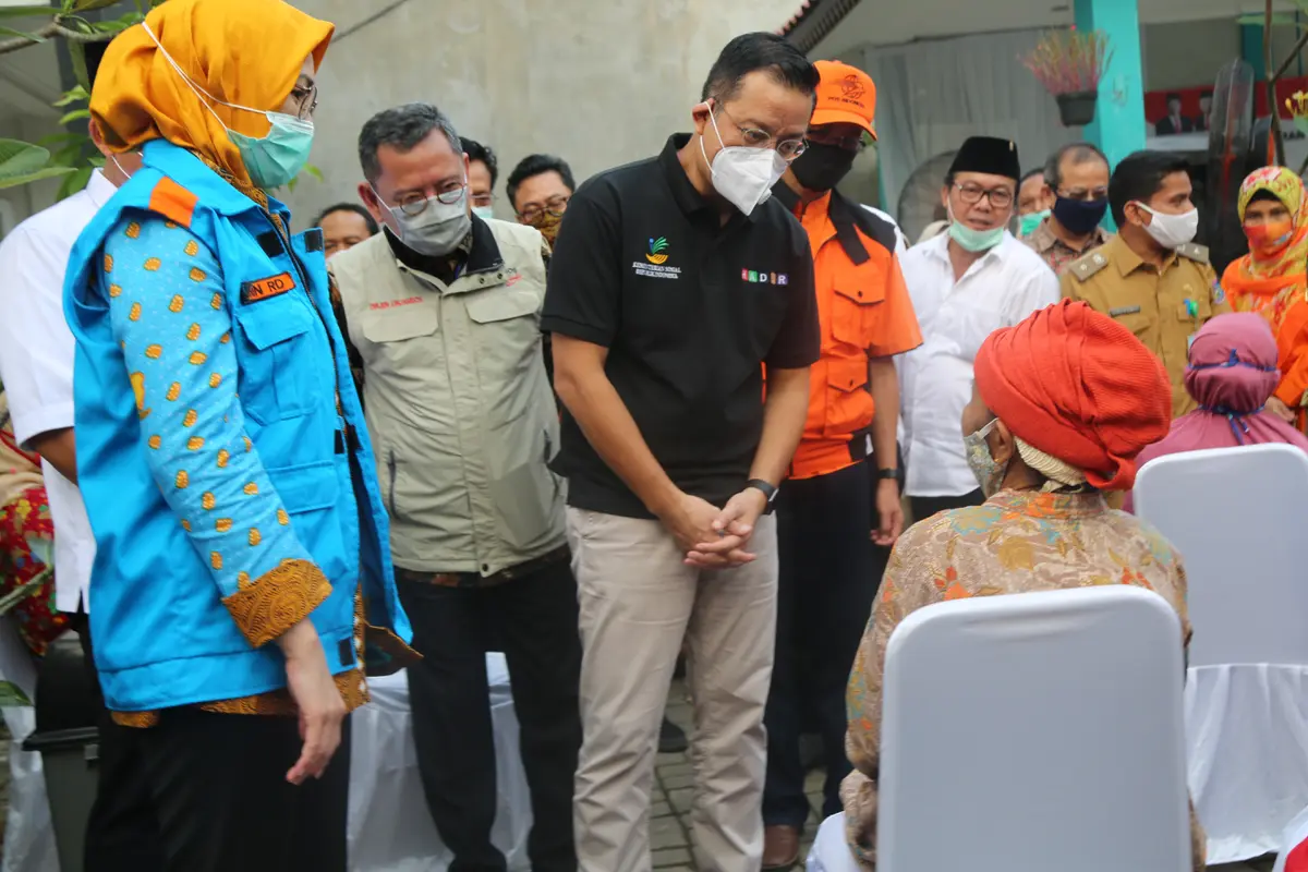 Mensos Juliari Batubara menyerahkan bansos kepada warga pendatang di Kota Tangerang Selatan yang terdampak pandemi Covid-19