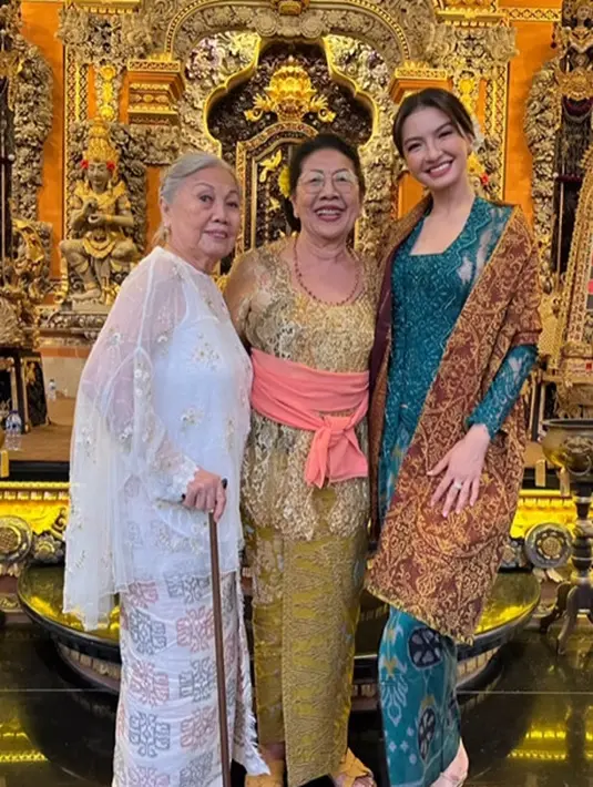 Raline Shah mengenakan kebaya semi tranpsaran hijau dengan kain tenun berwarna senada [@ralineshah]