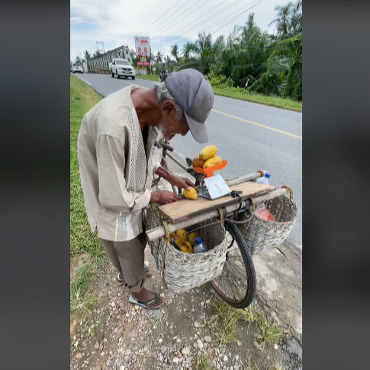 Sosok Kakek Penjual Mangga Keliling dengan Sepeda di Aceh ini Ternyata Keturunan Nabi Muhammad SAW