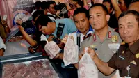 Majelis Ulama Indonesia memastikan sebanyak 10 ton daging kerbau impor asal Indoa yang masuk ke Bengkulu halal untuk dikonsumsi (Liputan6.com/Yuliardi Hardjo)