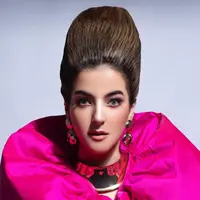 Penampilan Tasya Farasya di pemotretan terbaru mencuri perhatian netizen. Tampil dengan gaya rambut sasak tinggi, vibe-nya disebut seperti ratu kerajaan. (Instagram/tasyafarasya).