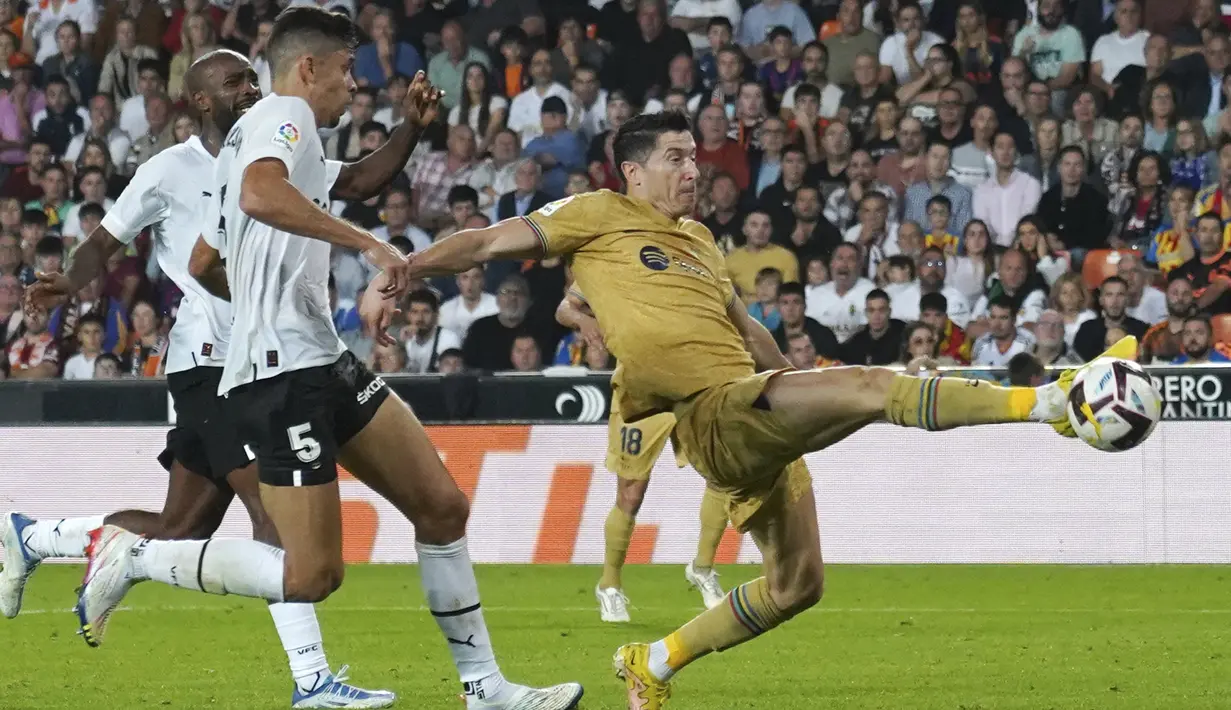 Robert Lewandowski tampil sangat baik dengan beberapa kali mengancam gawang Valencia. Bahkan ada percobaannya yang membentur tiang gawang Valencia. Performa gemilang Lewandowski di laga ini membuatnya terpilih sebagai man of the match versi voting Whoscored. Mereka memberikan rating 7,9 untuk permainannya. (AP Photo/Alberto Saiz)