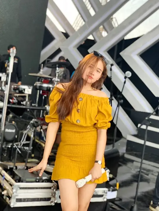 Lia Amelia cukup sering mengunggah gaya OOTD melalui akun Instagram pribadinya. Penampilannya dengan simple dress berwarna kuning ini membuatnya tampak lebih cerah dan menawan. (Liputan6.com/IG/@lyia_tm)