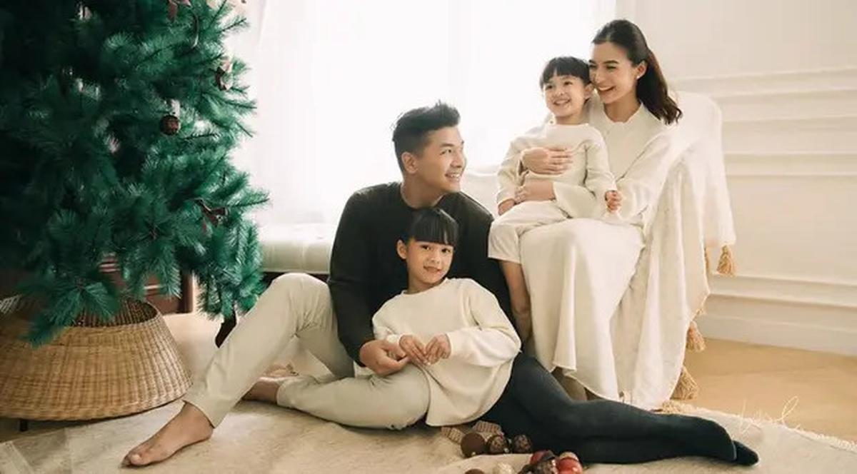 6 Pemotretan Hangat Keluarga Chelsea Olivia dan Glenn AlinskieJelangNatal 2024