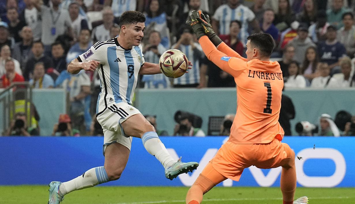 Julian Alvarez di Piala Dunia 2022. Striker Argentina berusia 22 tahun yang baru membela manchester City sejak tengah musim 2021/2022 ini menjadi pemain terakhir The Citizens yang mampu masuk final di Piala Dunia 2022 bersama Timnas Argentina. Pada Piala Dunia pertamanya di Qatar ini ia selalu bermain dalam seluruh 6 laga Argentina hingga babak semifinal, dan total mencetak 4 gol dan 1 assist. Menarik ditunggu apakah ia akan membawa Argentina menjuarai Piala Dunia 2022 atau bernasib sama dengan 3 kompatriotnya pada edisi 2014 yang kalah di partai final. (AP Photo/Martin Meissner)