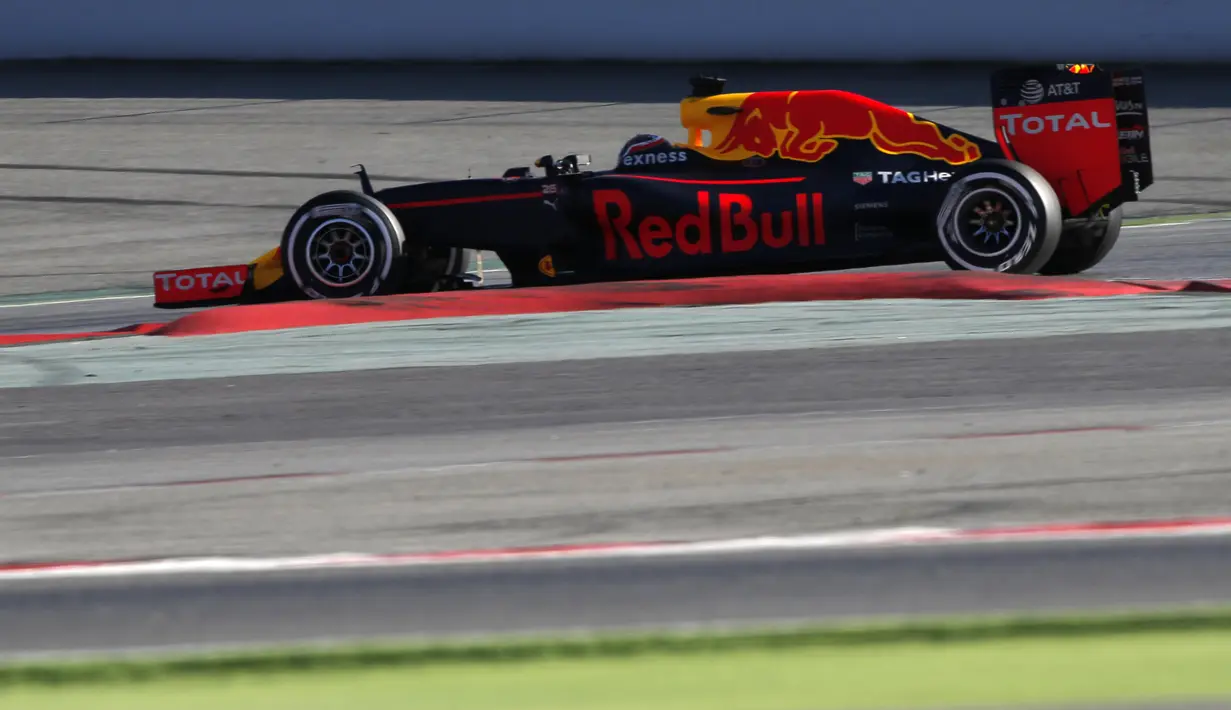 Pebalap Red Bull asal Russia, Daniil Kvyat mencatat waktu 1m26.497s pada sesi test pramusim F1 hari ke-3 di Sirkuit Catalunya, Barcelona, Rabu (24/2/2016) WIB.  (REUTERS/Sergio Perez)