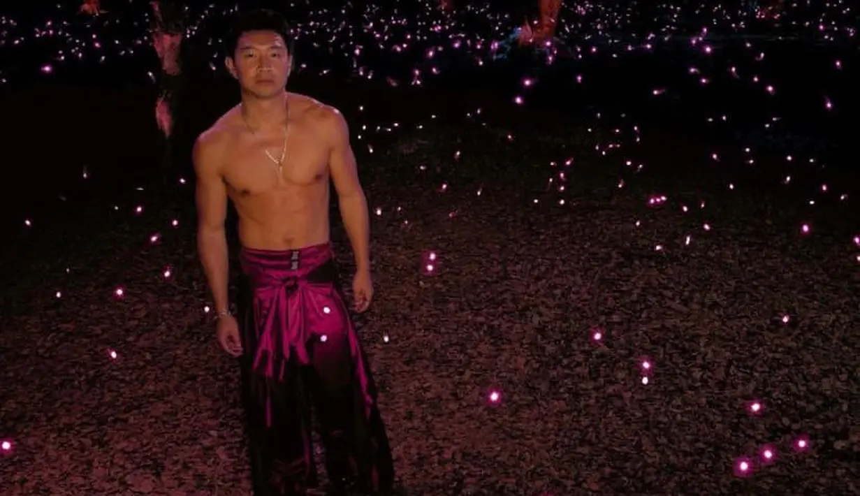 Tak ketinggalan bintang Marvel, Simu Liu yang tampil topless dan hanya mengenakan celana panjang silk warna magenta. @savagexfenty.