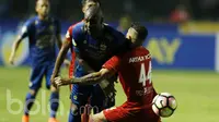 Pemain Persib Bandung, Carlton Cole, berusaha melewati pemain Arema FC, Arthur Cunha saat pertandingan antara Persib Bandung melawan Arema  FC di GBLA, Sabtu (15/04/2017). Skor berakhir imbang 0-0. (Bola.com/M Iqbal Ichsan).