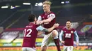 Pemain Burnley, Ben Mee, melakukan selebrasi usai mencetak gol ke gawang Sheffield United pada laga Liga Inggris di Stadion Turf Moor, Selasa (29/12/2020). Burnley menang dengan skor 1-0. (Alex Livesey/Pool via AP)