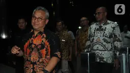 Ketua KPU Arief Budiman saat tiba di Gedung KPK, Jakarta, Rabu (8/1/2020). Kedatangan Arief Budiman untuk melakukan konfirmasi kabar OTT yang menjaring salah satu Komisioner KPU, Wahyu Setiawan. (merdeka.com/Dwi Narwoko)