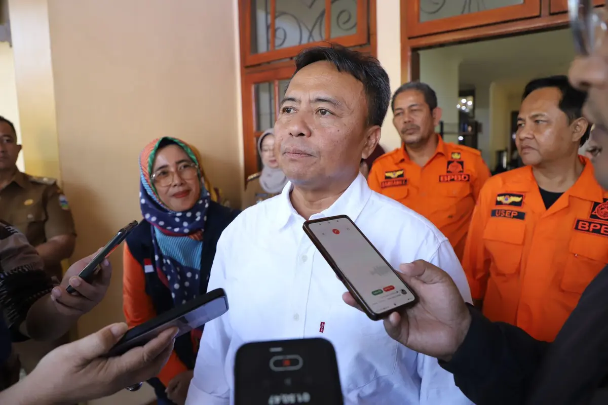 Sekda Jawa Barat Herman Suryatman, membeirkan keterangan kepada wartawan seusai pelepasan KKN Tematik Mahasiswa Uniga, Selasa (30/7/2024). (Liputan6.com/Jayadi Supriadin)