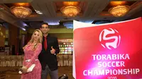 Oktavia Dutra dan Istri saat mengikuti Grand Launching Torabika Soccer Championship 2016 di Hotel Mulia, Jakarta, Senin (8/4/2016). (Bola.com/NIcklas Hanoatubun)
