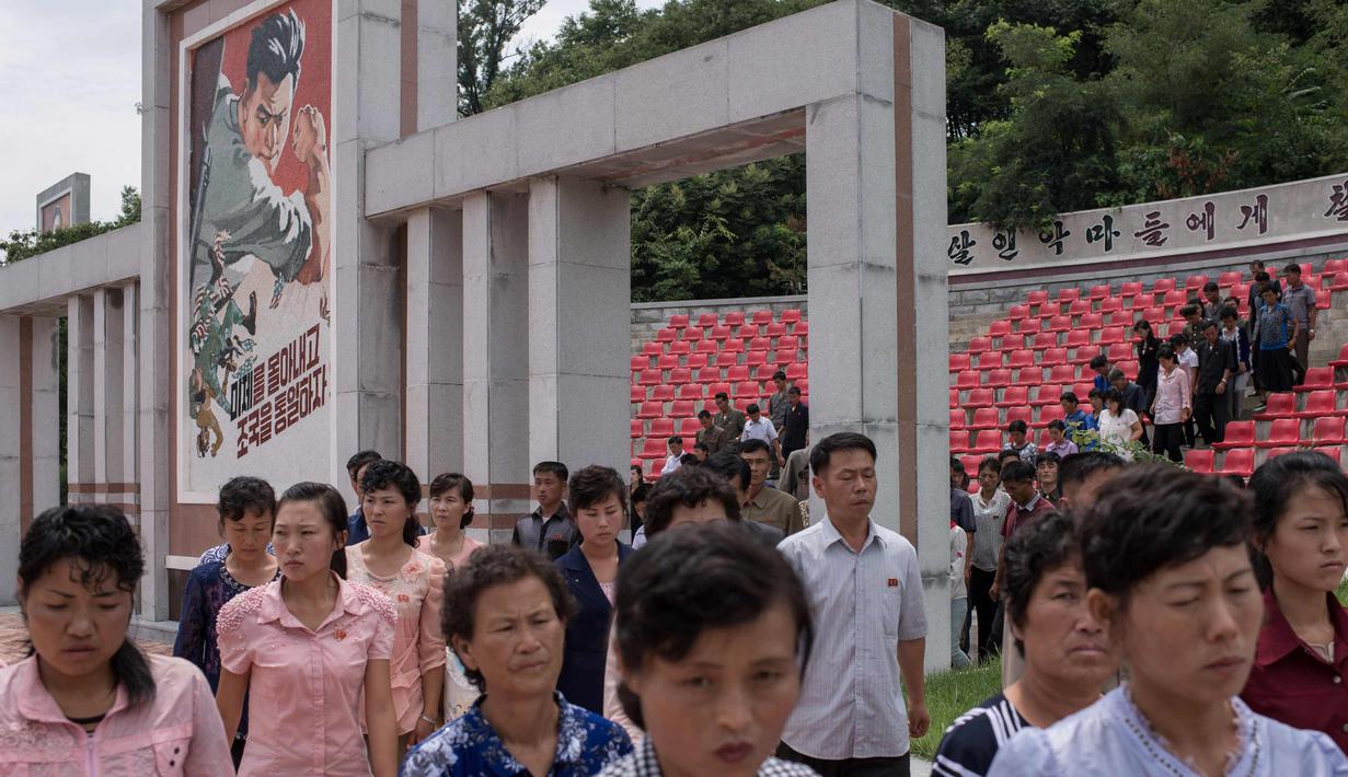 Foto yang diambil pada 24 Juli 2017, pengunjung Korea Utara berjalan usai mengunjungi Sinchon Museum of American War Atrocities di Pyongyang. Pada 2014 Pemimpin Korea Utara Kim Jong-un mengunjungi museum ini. (AFP Photo/Ed Jones)