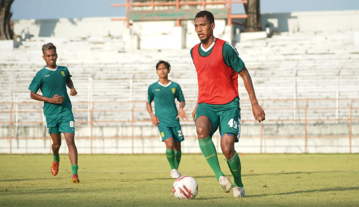 Meski tanpa didamping Aji Santoso, namun para pemain tetap serius dan semangat dalam mengikuti sesi latihan kali ini. (Foto: Dokumentasi Persebaya)