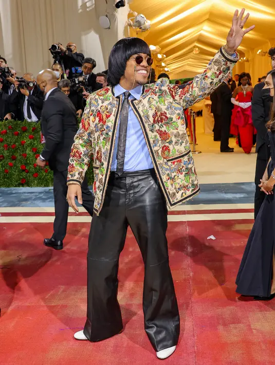 <p>Penyanyi rap asal Amerika Anderson Paak atau Anderson .Paak menghadiri acara Met Gala 2022 di The Metropolitan Museum of Art di New York City pada 2 Mei 2022. Berpose di red carpet Met Gala 2022. Aksesoris kacamata bulat hitam menambah style Anderson mirip dengan pesulap asal Indonesia, Pak Tarno ketika manggung yang memiliki ciri khas memakai kacamata hitam. (Mike Coppola/Getty Images/AFP)</p>