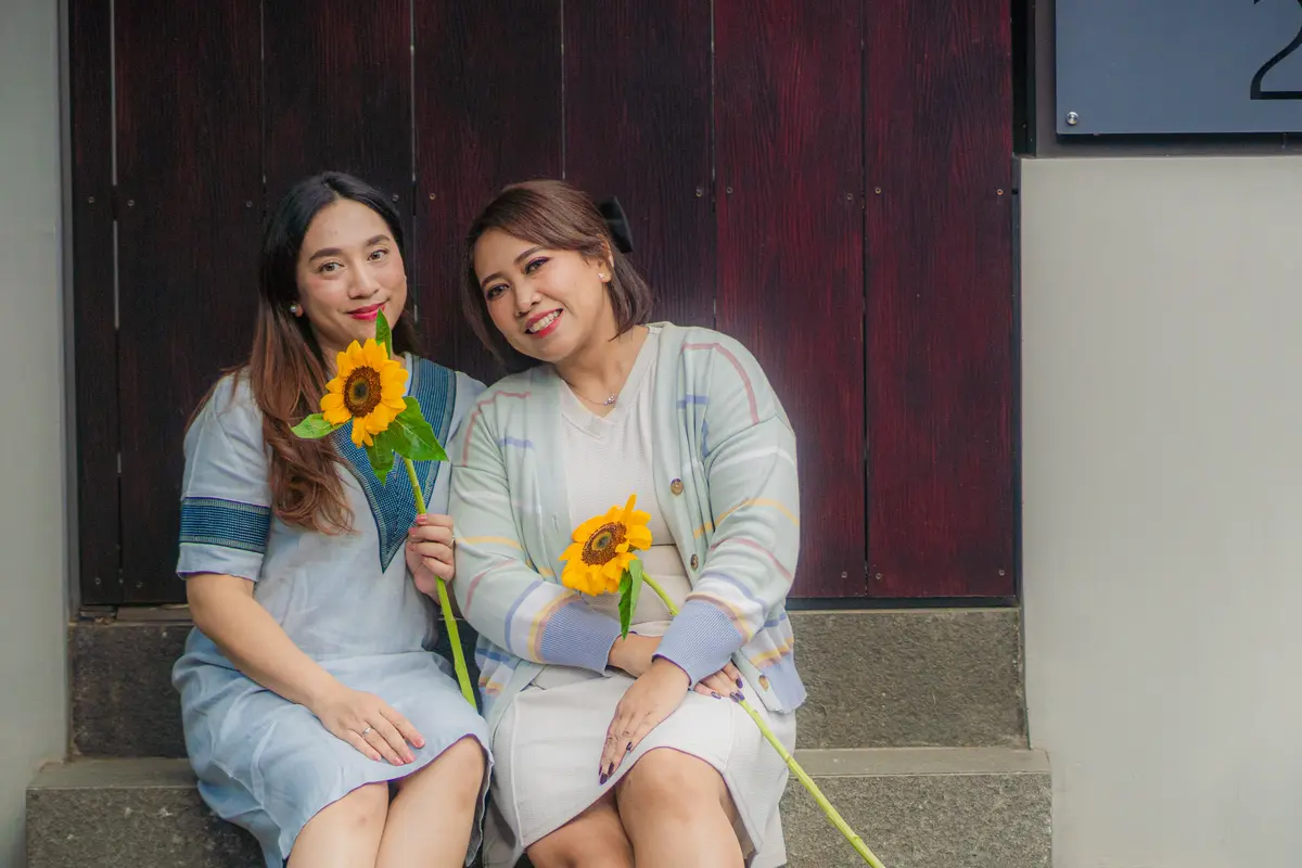 wanita januari berdua tersenyum
