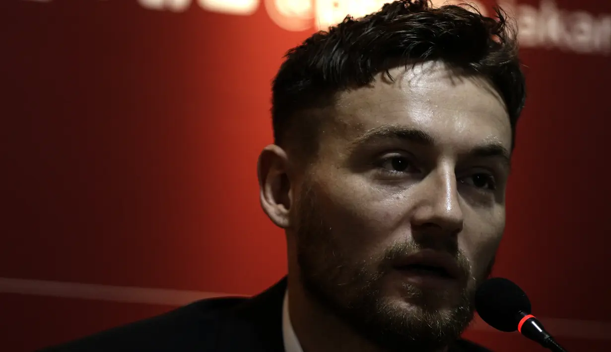 Marc Anthony Klok saat diperkenalkan Persija Jakarta di Kantor Persija, Kuningan, Jakarta, Sabtu (31/1). Persija resmi memboyong Marc Klok dengan kontrak berdurasi empat musim.(Bola.com/Yoppy Renato)