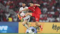 Pemain Timnas Indonesia, Ragnar Oratmangoen (kanan) berusaha mengontrol bola di depan pemain Irak, Rebin Sulaka pada laga Grup F putaran kedua Kualifikasi Piala Dunia 2026 zona Asia antara Timnas Indonesia menghadapi Irak di Stadion Utama Gelora Bung Karno (SUGBK), Senayan, Jakarta, Kamis (6/6/2024). (Bola.com/M Iqbal Ichsan)