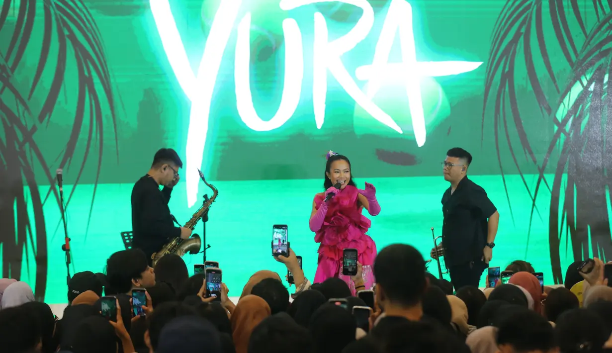 Di akhir penampilannya, Yura pun membangkitkan kembali semangat penonton yang hadir. Lewat lagu "Harus Bahagia" penyanyi 32 tahun itu menutup aksinya di panggung Fimela Day dengan begitu energik. [Foto: Adrian Putra/Fimela]