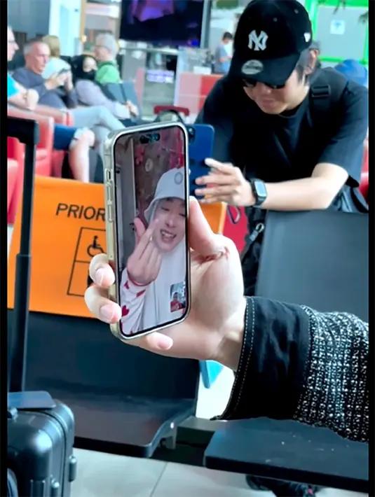 "Hotman siap bantu @mommy_starla ! Jgn takut !!!.Terbang ke Gold Dragon Jogya! Party," tulis hotmanparisofficial. [Instagram/hotmanparisofficial]