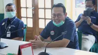 Direktur Utama BPJS Kesehatan Fachmi Idris saat menyalurkan bantuan alat pelindung diri (APD) bekerjasama dengan IDI dan Republika di Kantor PB IDI, Jakarta pada Selasa (24/3/2020). (Dok Humas BPJS Kesehatan)
