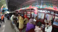 Meski dimanja, para PKL Cirebon itu tak boleh main-main. (Liputan6.com/Panji Prayitno)