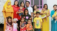Naryo bersama enam istri dan anak-anaknaya (foto: Rakyat Kalbar)