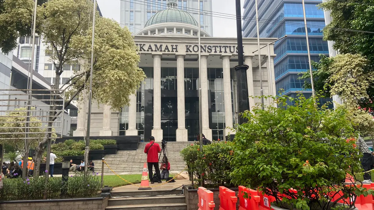 Suasana depan gedung Mahkamah Konsitutsi jelang sidang perkara Perselisihan Hasil Pemilihan Umum (PHPU) Pilpres 2024.