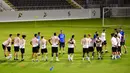 Para pemain Valencia saat mengikuti sesi latihan tim di King Abdullah Sport City di kota pelabuhan Arab Saudi, Jeddah (7/1/2020). Valencia akan bertanding melawan Real Madrid pada semifinal Piala Super Spanyol pada Kamis (9/1/2020) dini hari WIB. (AFP/Giuseppe Cacace)