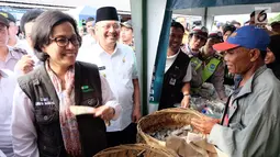 Menkeu Sri Mulyani tersenyum saat menyapa nasabah pembiayaan Ultra Mikro (UMi) Pusat Investasi Pemerintah Kementerian Keuangan di Belawan, Medan, Sumatera Utara, Selasa (16/1/). UMi implementasi dari Trisakti dan Nawacita. (Liputan6.com/Reza Efendi)