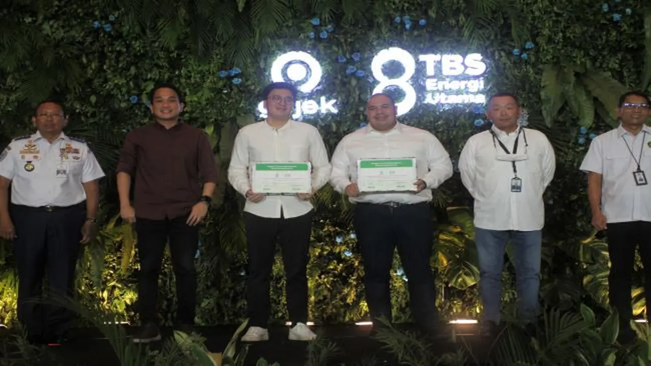 Penandatanganan nota kesepahaman Gojek dan PT TBS Energi Utama Tbk pada Kamis (18/11/2021) (Dok: Istimewa)