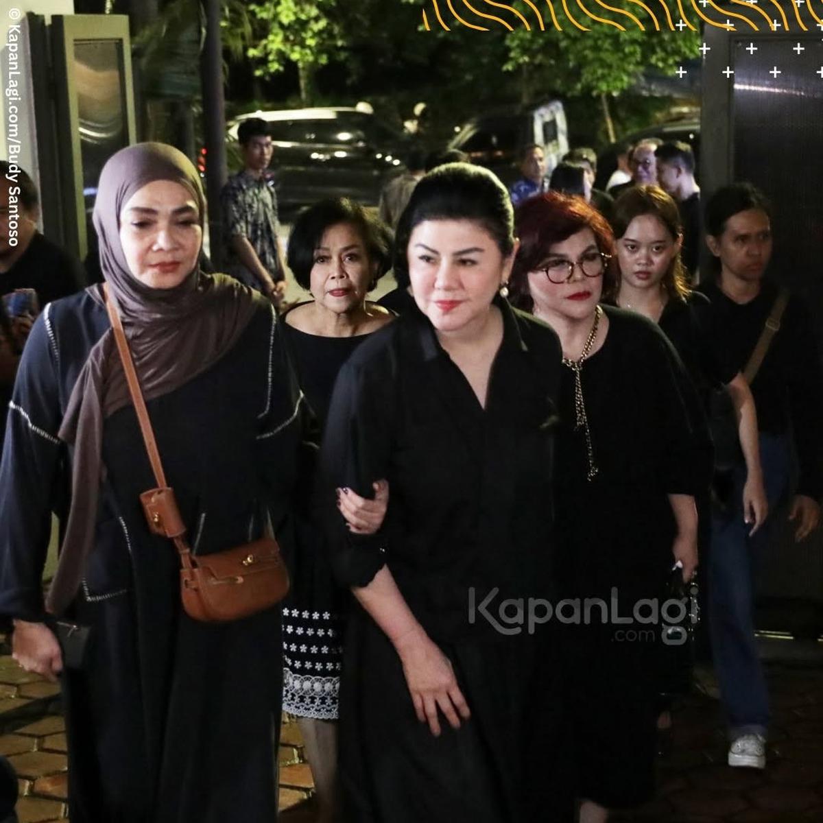 Potret Bams Eks Samsons dan Desiree Tarigan Melayat ke Rumah Duka Hotma Sitompul, Rieta Amalia Setia Dampingi Owner Mamitoko