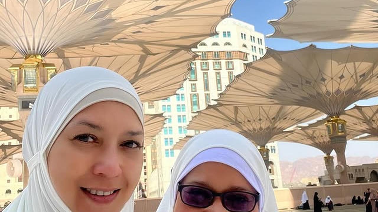 Penampilan Ira Wibowo Berhijab Saat Umrah Bikin Pangling, Ungkap Hal Istimewa Ini Ketika di Tanah Suci