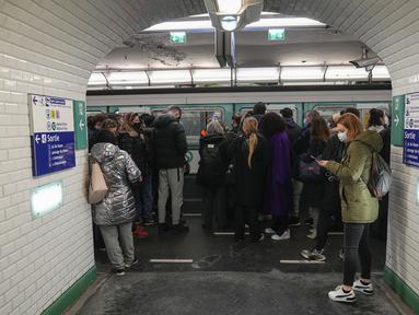 Para penumpang menunggu untuk naik kereta bawah tanah di stasiun metro Gare Saint Lazare di Paris, 18 Februari 2022. Pemogokan besar-besaran pekerja angkutan umum Paris yang menuntut kenaikan gaji melumpuhkan sebagian besar jaringan metro Paris dan jaringan kereta api kota. (AP Photo/Michel Euler)