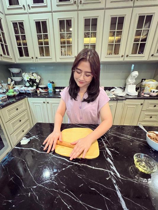 Prilly Latuconsina memperlihatkan aktivitasnya memasang camilan. (Foto: Instagram/ prillylatuconsina96)