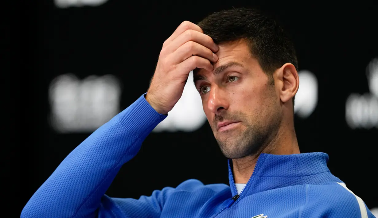 Novak Djokovic dipastikan gagal meraih gelar juara Australian Open kesebelas dalam kariernya setelah petenis nomor satu dunia itu disingkirkan Jannik Sinner di semifinal. (AP Photo/Louise Delmotte)