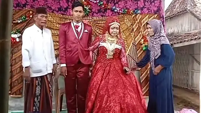 Pernikahan viral digelar di teras rumah