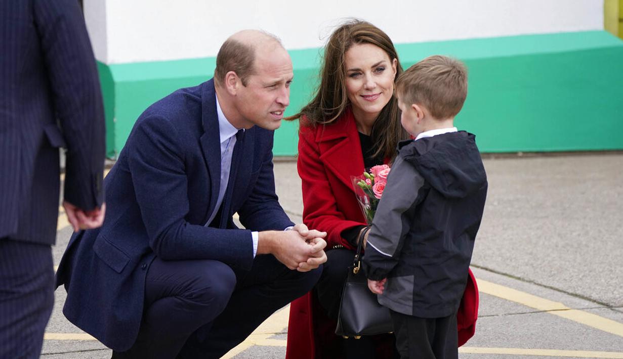 Pangeran William dan Kate Middleton saat mengunjungi Wales pada 27 Februari 2022. (Foto: Danny Lawson/PA via AP)