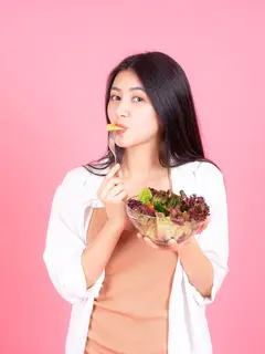 Pola makan dan gaya hidup punya pengaruh besar dalam kesehatan kulit wajah. (foto: jcomp/freepik)