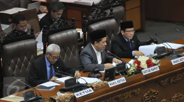 Wakil Ketua DPR Fachri Hamzah (tengah) saat memimpin Sidang Paripurna terkait peraturan UP2DP, Jakarta, Selasa (23/6/2015).  Meski menuai pro-kontra, peraturan mekanisme Dana Aspirasi akhirnya disahkan DPR. (Liputan6.com/Herman Zakharia)