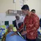 Gubernur Jambi, Zumi Zola saat menjenguk mantan Bupati Kerinci, Fauzi Siin usai alami kecelakaan maut. (Bangun Santoso/Liputan6.com)