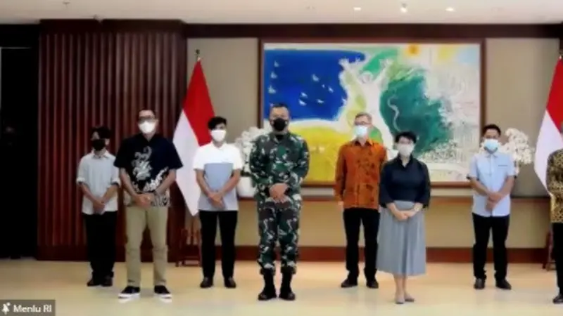 Kementerian Luar Negeri RI menyelenggarakan acara serah terima empat WNI korban sandera kelompok Abu Sayyaf Group (ASG) untuk dipulangkan kembali keluarga (Photo: Kemlu RI via Zoom)