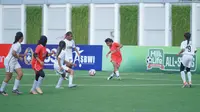 Laga semifinal MilkLife Soccer Challenge All Stars yang mempertemukan Solo (putih) dan Jakarta (merah) di Supersoccer Arena, Kudus, Jawa Tengah, Sabtu (25/1/2025) sore WIB. Solo berhasil menang 4-3 atas Jakarta dan melangkah ke final yang akan digelar pada Minggu (26/1/2025). (Dok. Bakti Olahraga Djarum Foundation/MilkLife)