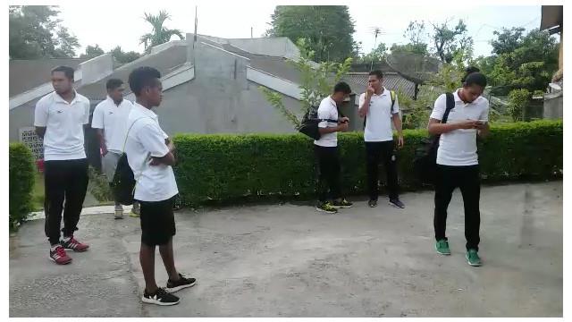 Video pemain Semen Padang memakai seragam kaos putih dan celana hitam menuju Stadion Haji Agus Salim.