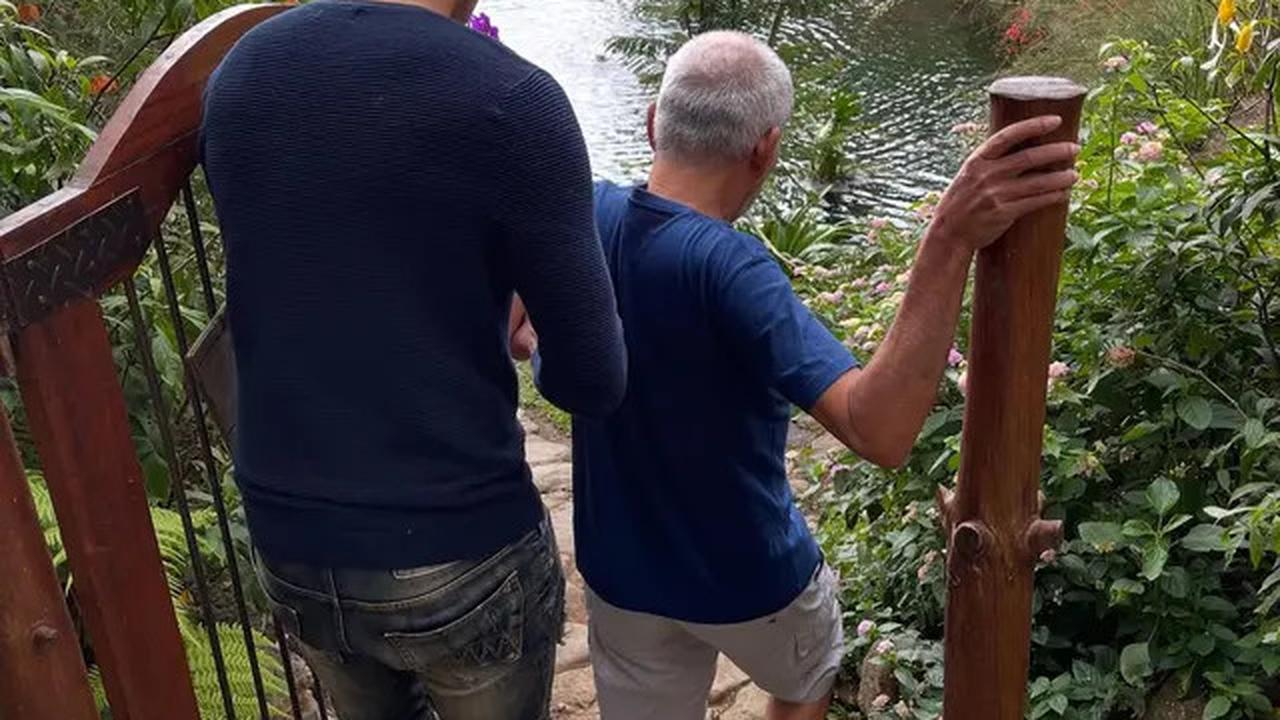 6 Potret Kenangan Darius Sinathrya dan Sang Ayah, Meninggal Saat Suami Donna Agnesia Ultah ke-40