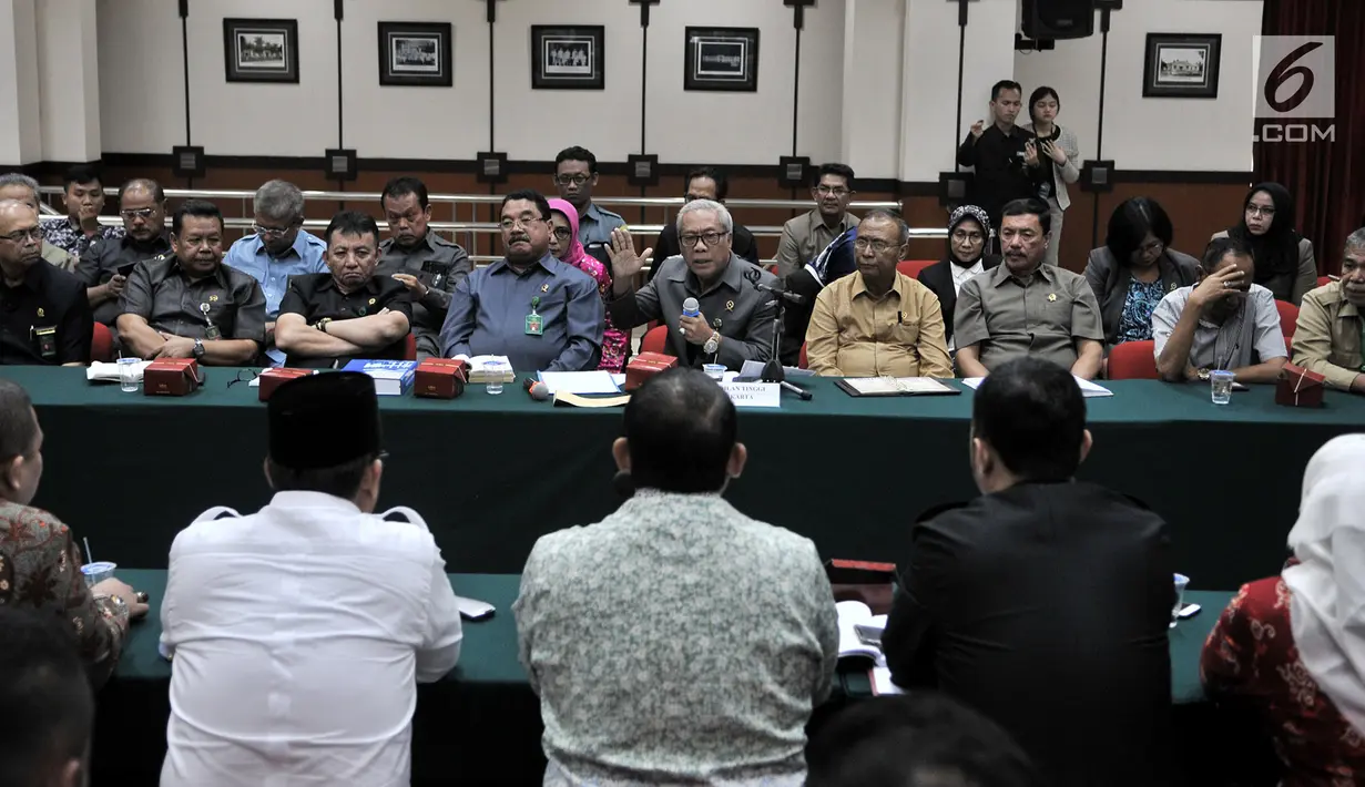 Ketua Pengadilan Tinggi DKI Jakarta Daming Sunusi didampingi pimpinan Pengadilan Tinggi DKI Jakarta saat mengklarifikasi pertanyaan Fadli Zon di Kantor Pengadilan Tinggi DKI Jakarta, Senin (4/2). (Merdeka.com/Iqbal Nugroho)